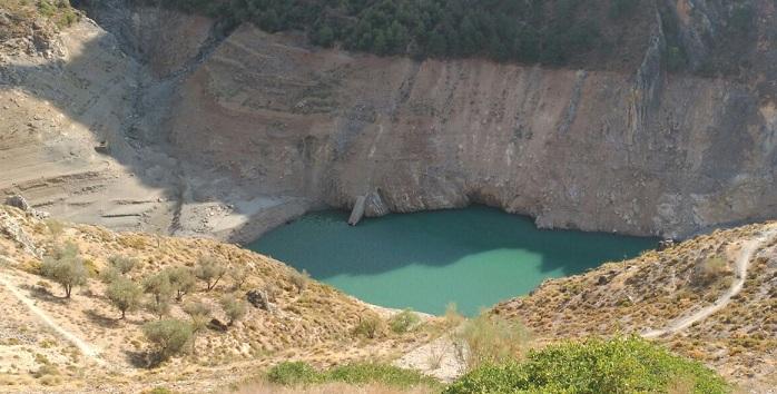 Vista parcial del embalse de Canales.