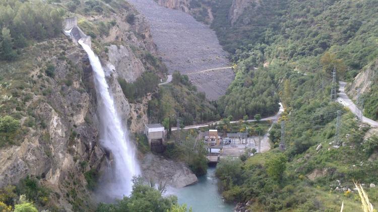 La espectacular cascada de agua del aliviadero del embalse de Canales.