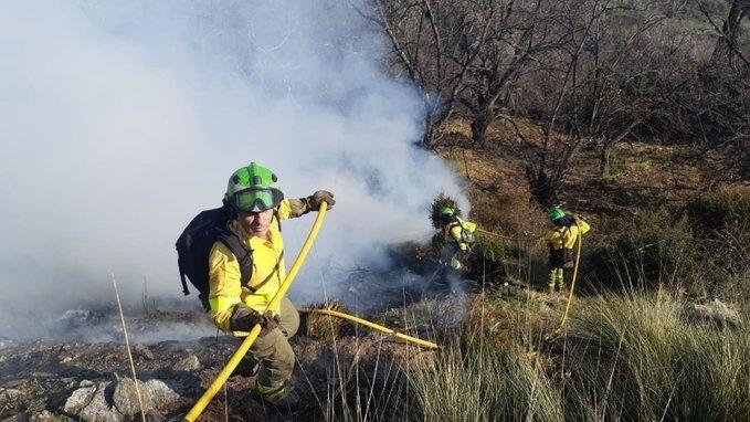 Operarios del Infoca durante las labores en Cáñar. Operarios del Infoca durante las labores en Cáñar.