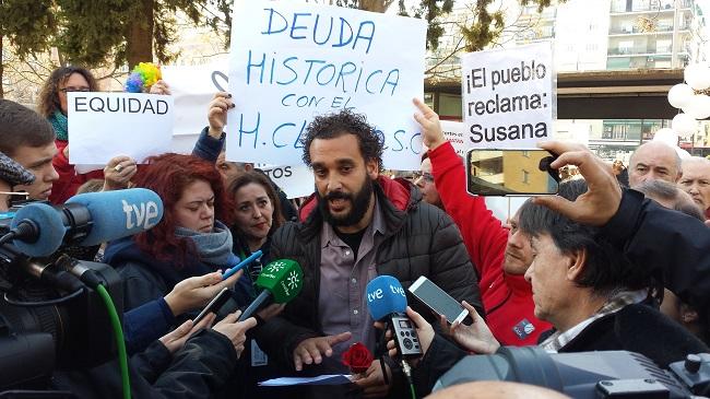 Jesús Candel atiende a los periodistas al finalizar la concentración.