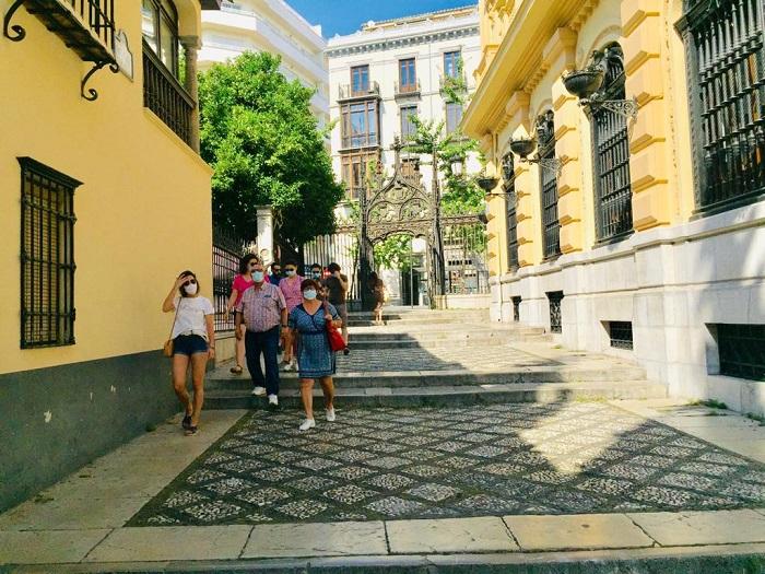 Un grupo de visitantes camina por calle Oficios.