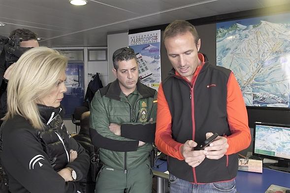 María José López, directora de Cetursa, observa cómo funciona la aplicación.