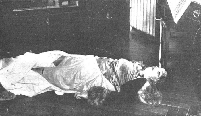 Un fotógrafo se coló en la habitación del hotel Alfonso XIII y consiguió retratar el cadáver de la mujer.