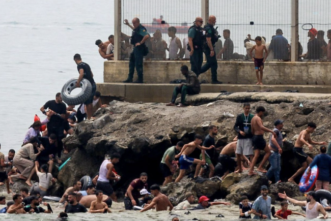 Migrantes entrando por Ceuta.
