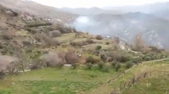 El humo provocado por las llamas del incendio de Carataunas. 