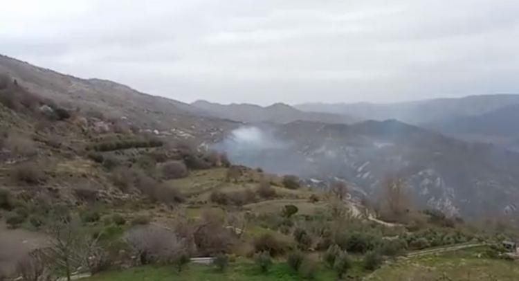 El humo del incendio en Carataunas. 