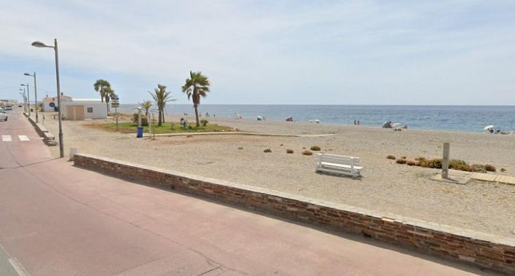 Playa de Carchuna, en la zona donde se ha prohibido el baño temporalmente.