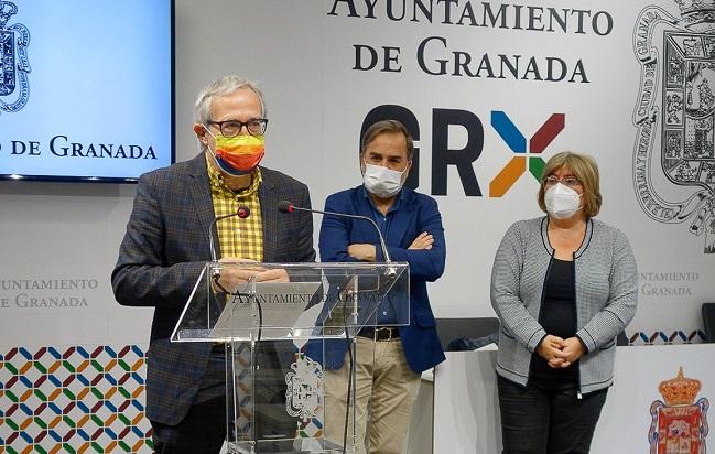 Joan Carles March, junto a Jacobo Calvo y Ana Muñoz, en la presentación del ciclo de conferencias.