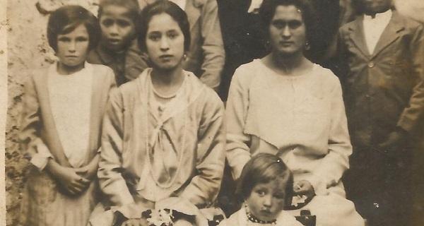 Carmen Alcántara Hidalgo (sentada, a la derecha), con su familia. 