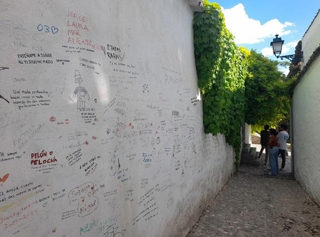 Fachada trasera del Carmen de la Victoria, con vistas a la Alhambra y con el récord de grafitis.