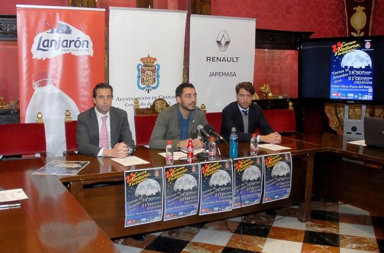 Eduardo Castillo con Víctor Romero y Carlos Hernández, representantes de los patrocinadores. Eduardo Castillo con Víctor Romero y Carlos Hernández, representantes de los patrocinadores.