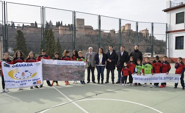 Presentación de la carrera en el patio de colegio, con vistas a la Alhambra. 