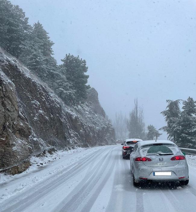 La nieve ha dificultado la circulación en la carretera de acceso y salida de Sierra Nevada. 