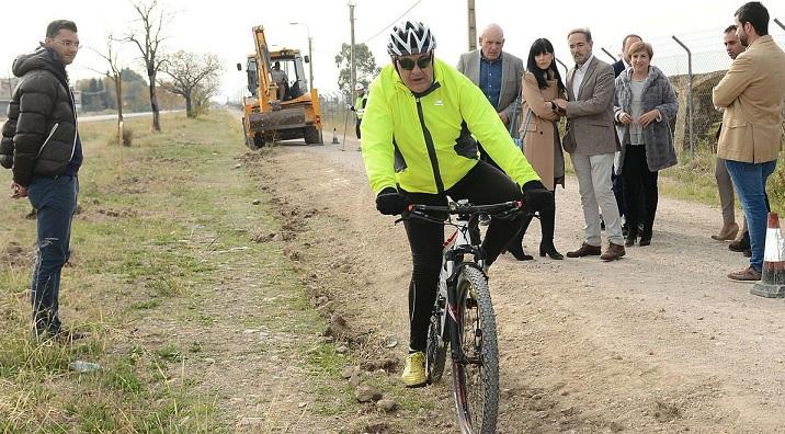 Un ciclista pasa por la zona donde se han iniciado las obras del carril bici.