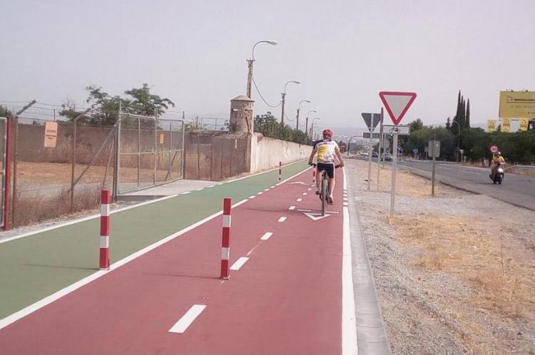 Un ciclista pasa por el nuevo vial.