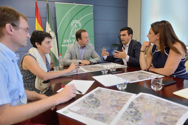 Representantes de la Junta y del Ayuntamiento de la capital, en la reunión de hoy.