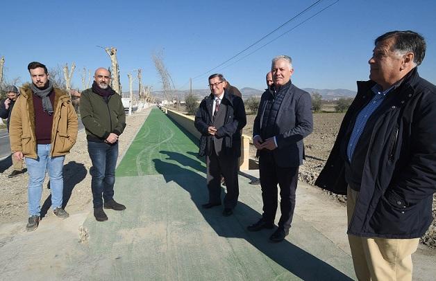 Autoridades en el nuevo carril para bicis y peatones. 