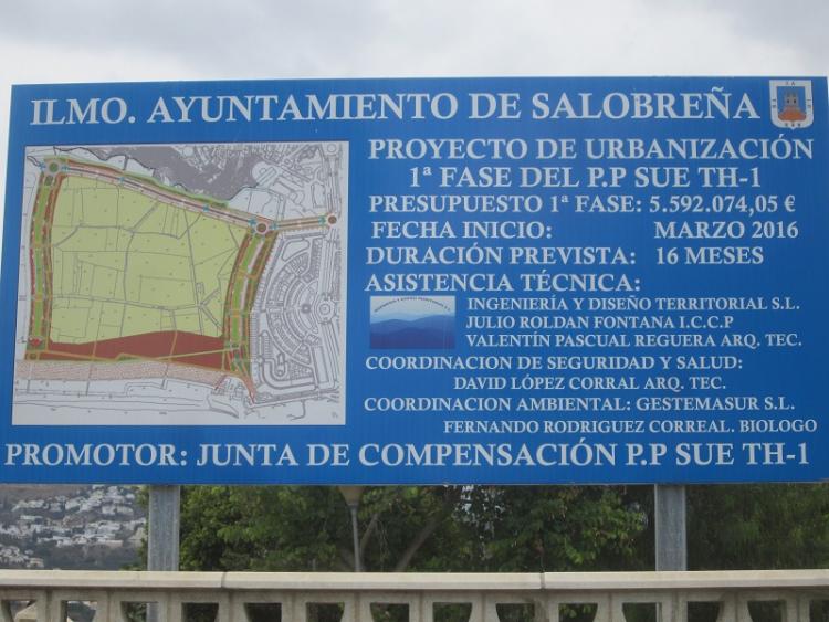 Cartel de las obras en la playa de Salobreña.