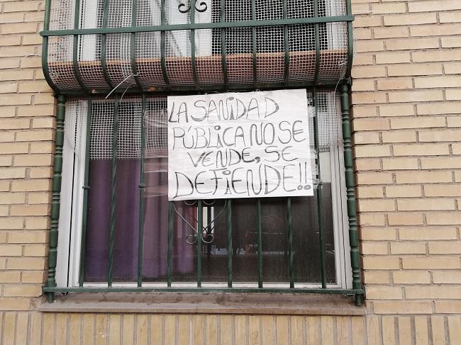 Cartel en una ventana en defensa de la sanidad.