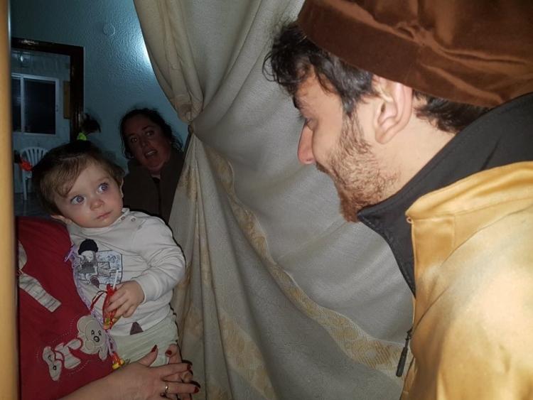 Una niña asombrada por la presencia del cartero real.