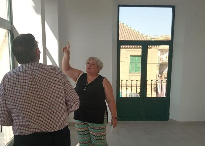 La diputada provincial Adela Álvarez visita el edificio rehabilitado. 