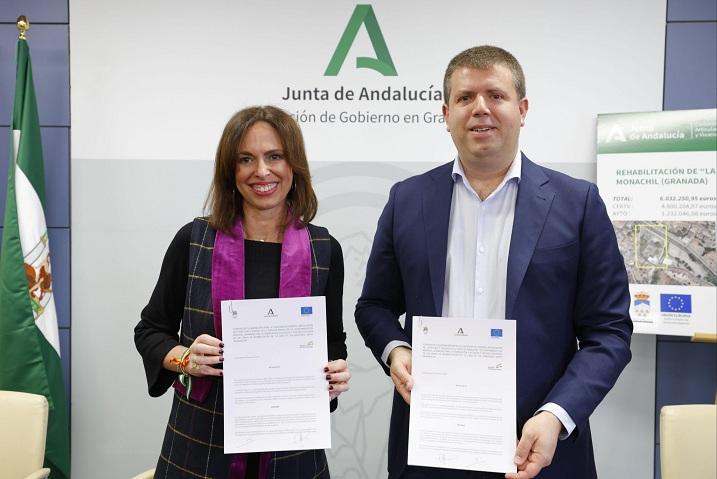 La consejera de Fomento, Rocío Díaz, y el alcalde de Monachil, José Morales.