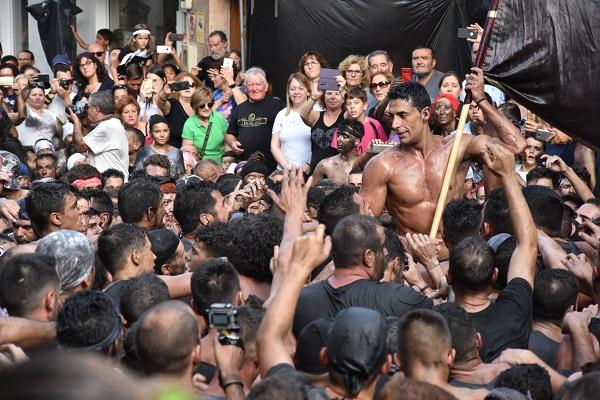 La masiva aglomeración de público del Cascamorras hace inviable su celebración. 