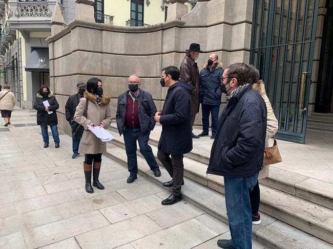 El portavoz del Grupo Socialista en el Ayuntamiento de Granada, Francisco Cuenca, junto a vecinos de Casería de Montijo a las puertas de la Fiscalía.