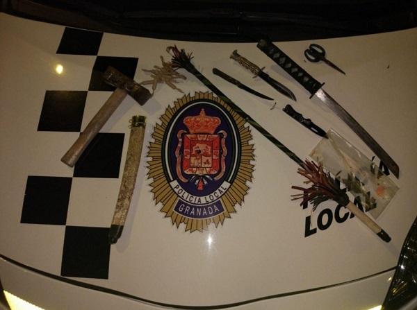 Armas requisadas al detenido. Armas requisadas al detenido.
