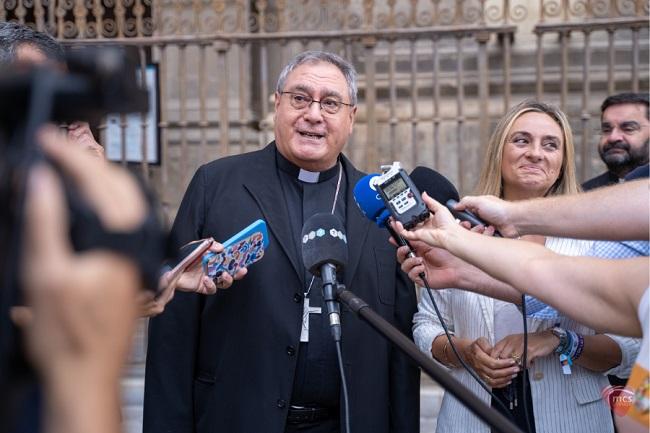 El arzobispo de Granada atiende a los medios,en presencia de la alcaldesa.