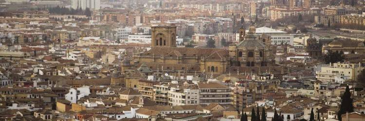 Vista de la capital, presidida por la inacabada catedral.