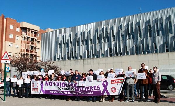 Concentración a las puertas del edificio sindical de CCOO y UGT.