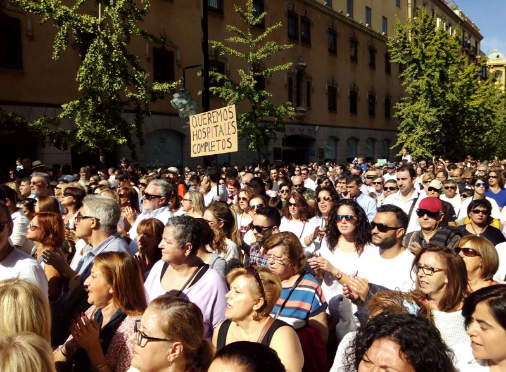 'Queremos hospitales completos', señala una pancarta en la multitudinaria manifestación del 16O.