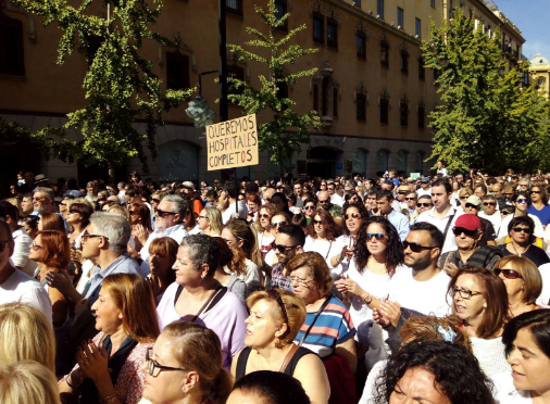'Queremos hospitales completos', señala una pancarta en la multitudinaria manifestación del 16O. 'Queremos hospitales completos', señala una pancarta en la multitudinaria manifestación del 16O.