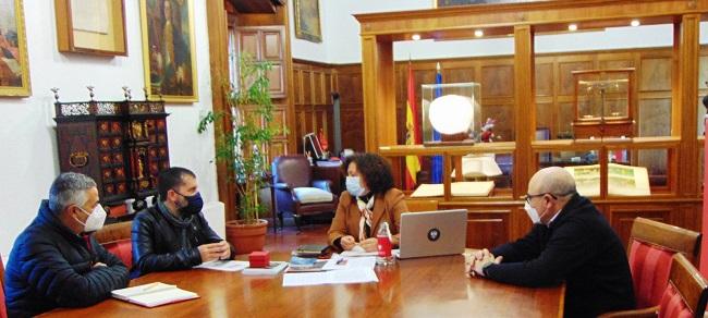 Los representantes de CCOO y del PCE Granada con la rectora, Pilar Aranda.