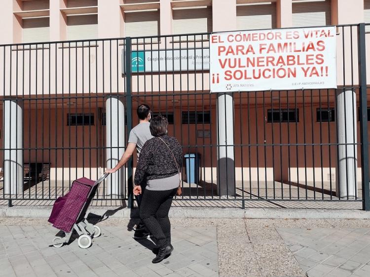 Pancarta desplegada en el CEIP Abencerrajes, en la capital, reivindicando una solución al cierre del comedor. Pancarta desplegada en el CEIP Abencerrajes, en la capital, reivindicando una solución al cierre del comedor.