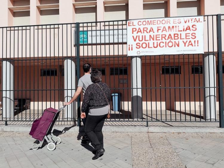 Pancarta desplegada en el CEIP Abencerrajes, en la capital, reivindicando una solución al cierre del comedor.