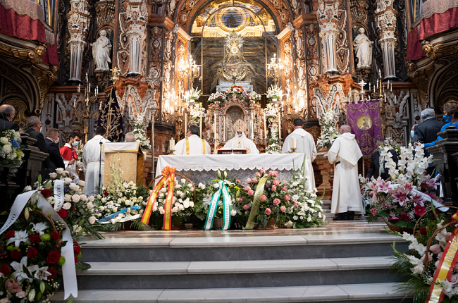 Eucaristía celebrada por el arzobispo para el día de las Angustias.
