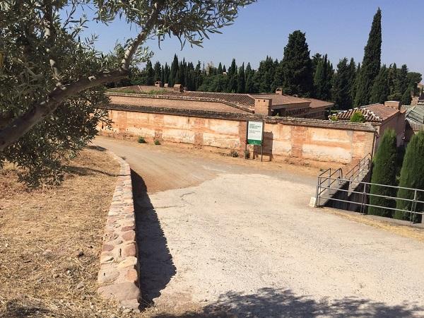 Tapia del cementerio de Granada, junto al que se levantará el Memorial.