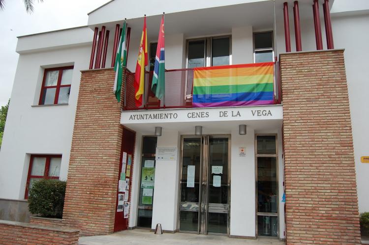 La bandera arcoíris, en la fachada del Ayuntamiento.