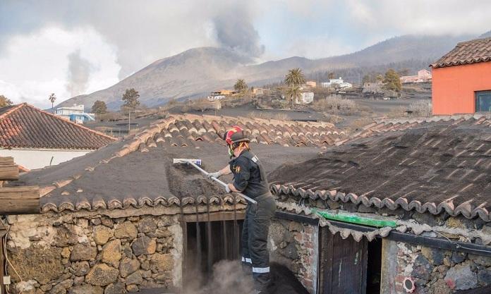 Efectivos de emergencias retiran ceniza con la nueva herramienta.