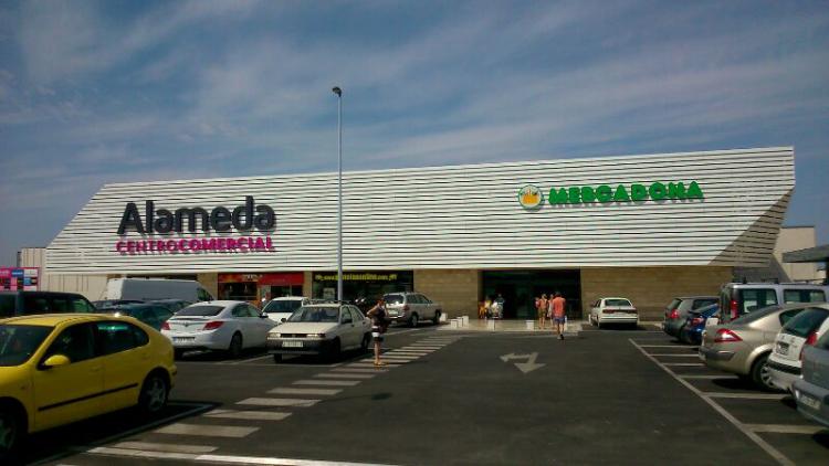 Fachada del centro comercial Alameda, en Pulianas Fachada del centro comercial Alameda, en Pulianas.