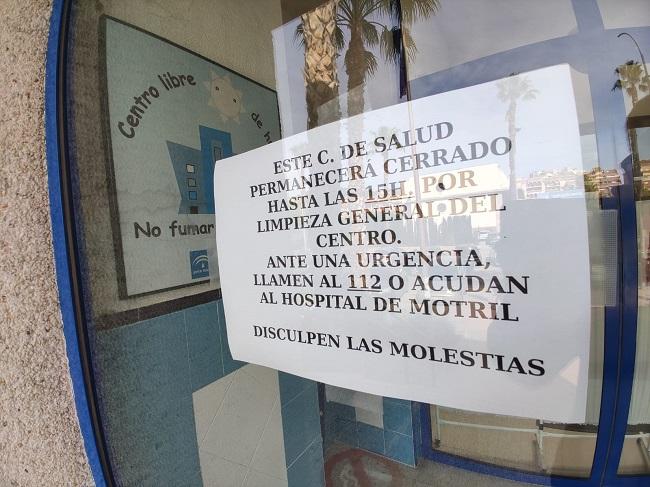 Cartel, en el Centro de Salud de Almuñécar.