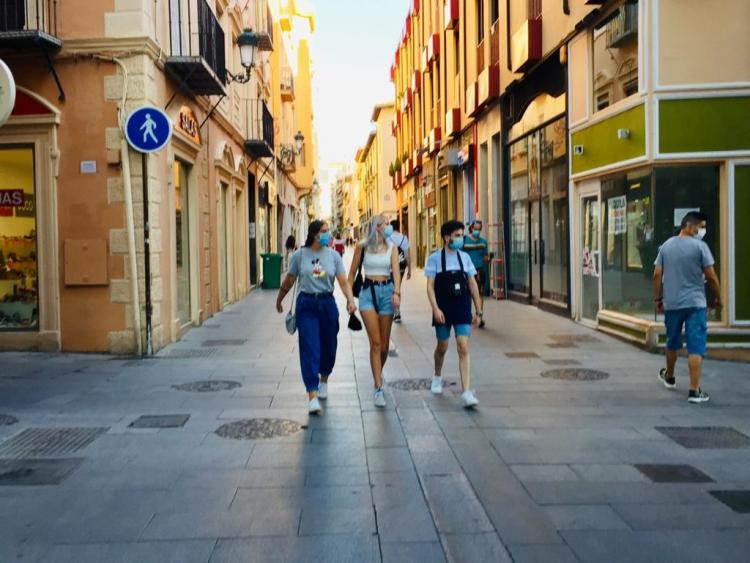 Peatones, con mascarilla, caminan por el centro de Granada.