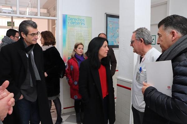 La europarlamentaria, en su visita al centro de salud de Cartuja con el Defensor y el portavoz de la confluencia.