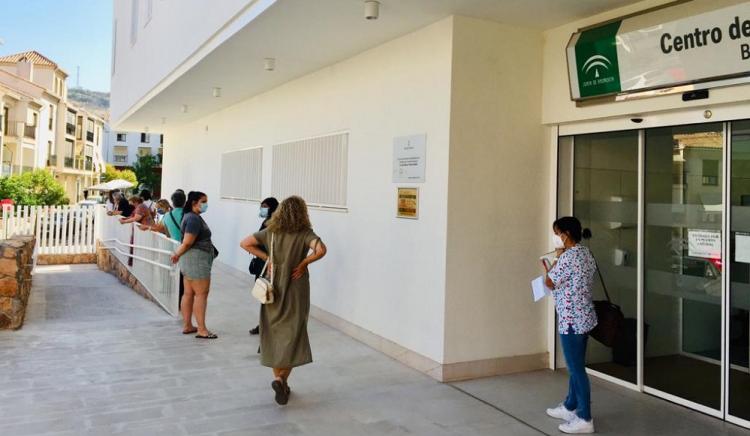 Colas en el Centro de Salud Bola de Oro.