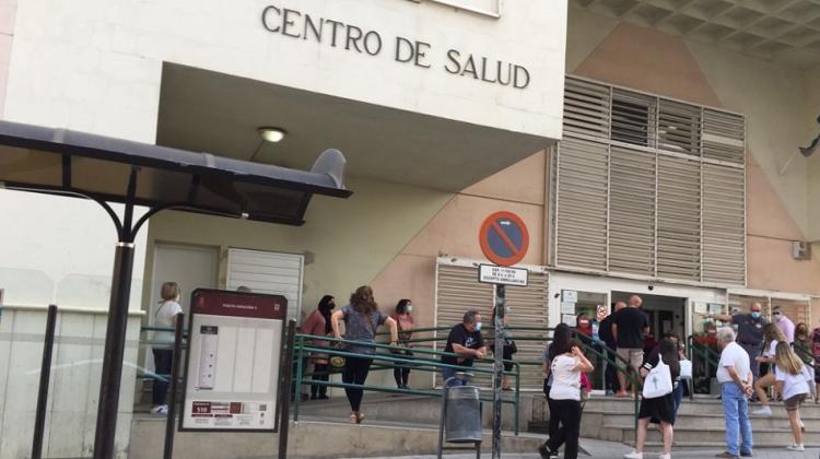 Colas ante el centro de salud del Zaidín, el pasado viernes.