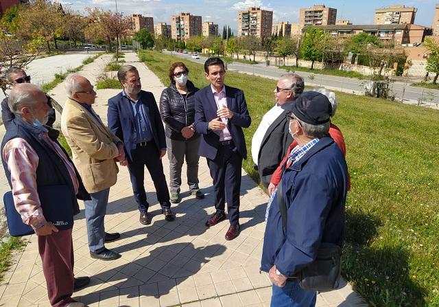 El alcalde explica a representantes vecinales la cesión de la parcela. 