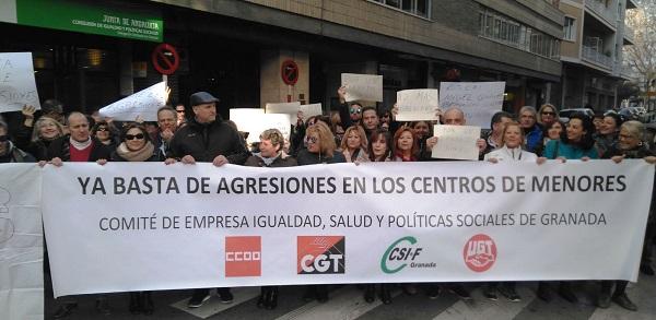 Concentración a las puertas de la Delegación de Igualdad y Políticas Sociales.