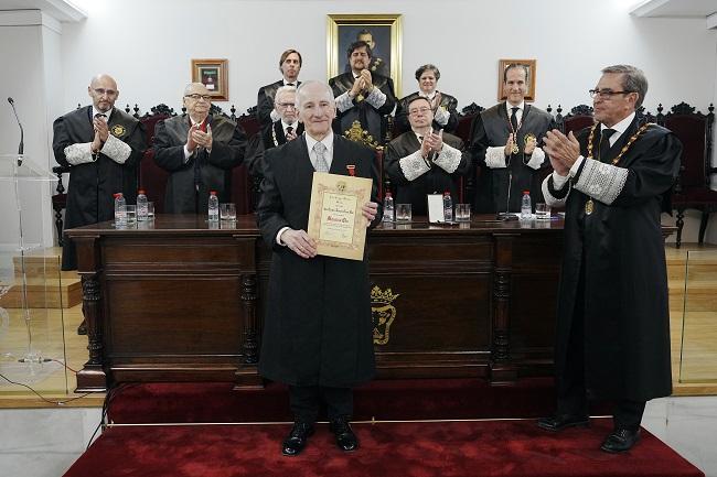 Enrique Ceres Ruiz, tras recibir la Medalla de Oro del Colegio de Abogados.